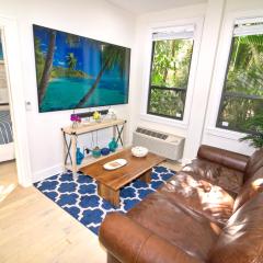 Tropical Beach Condo - Pool, Parking, 86" TV, WiFi