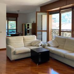 Spacious bright apartment near city center and Como lake with air conditioning
