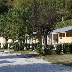 Camping Le Jardin - chalets, bungalows et emplacements nus pour des vacances nature le long de la rivière le Gijou