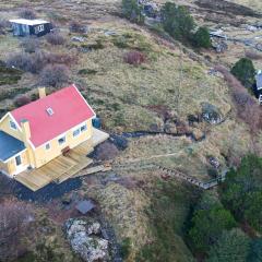 Red Robin - Vacation homes next to Svartifossur waterfall