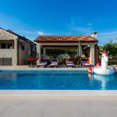 Villa Lorema-pet friendly on 5000 sqm garden,pool, jacuzzi, billiard&PS5
