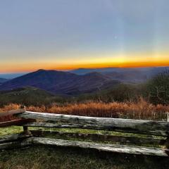 New! Luxury Mountain Top Retreat w/Carriage House