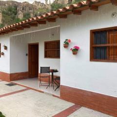 Habitación Jilguero Rojo (Baño Privado y TV)