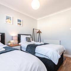 BEST PRICE! - 1 MIN TO THE SHOPS, BARS, PUBS & RESTAURANTS! PERFECT LOCATION - FREE PARKING - FREE WIFI - SMART TV - COMFY BEDS - 4 Single beds or 2 Doubles