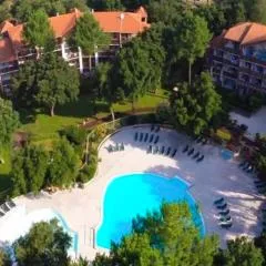 Great condo between golf course and beach