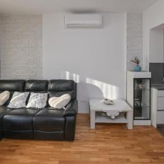 APARTMENT CENTER Ana