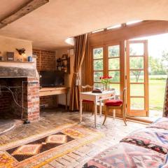 Dons Barn a Stunning cottage just a walk across the fields to a great pub