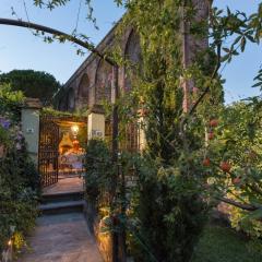 La Dimora dei Conti, Indulge in a Country Farmhouse Apartment with Jacuzzi Facing the Town!