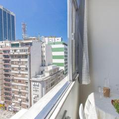 Vista Lateral ao Mar: Estúdio Acolhedor