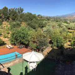 Villa Bonaccorso - antica e maestosa villa con piscina ai piedi dell'Etna