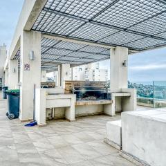 Blue Oasis 2BR W/ Pool, Smart TV, Parking & Gym