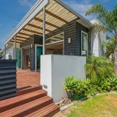 Castaway Bach - Whangamata Holiday Home