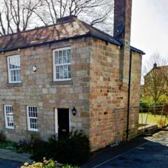 Cheerful 2-bed cottage with 2 free parking Leeds