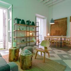 The QUEEN's Designer Apartment by Cadiz4Rentals