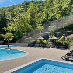 Camping Avec Piscine et Rivière à Tournon sur Rhône Ardèche "Les Foulons"