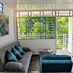 Hermoso apartamento con servicios y garaje.