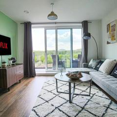 Penthouse Apartment - City Centre - Free Parking, Balcony, Fast Wifi and Smart TV with Netflix by Yoko Property