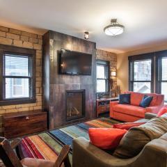 Spacious Village View Townhouse with Fireplace at Parry Peak Lofts townhouse