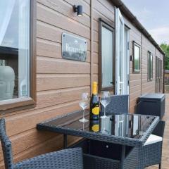 2 Bed Lodge - Sleeps 6 - Dogs - Hot Tub - Parking