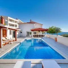 NEW! Seaview Villa MaToLi with heated 50sqm pool and 4 bedrooms, close to Split