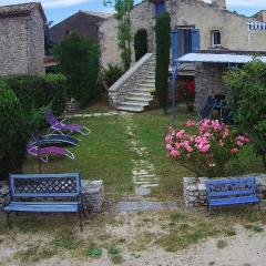 Gîte de caractère au pied du Mont Ventoux avec piscine couverte