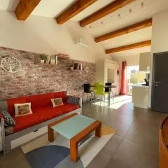 Maison F2, neuve au calme avec jardinet
