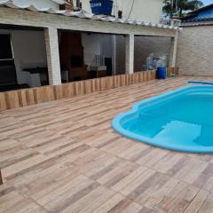 Casa espaçosa com piscina a 100m da praia!!