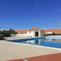Maison avec piscine commune à 800m de la plage