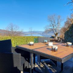 Entre lac et montagne, chaleureuse maison 3 pièces avec très belle vue lac d'Annecy. Terrasse, jardin, parking, cheminée, barbecue ….