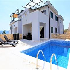 Apartment Bol A6 with Pool from 45 EUR per Person