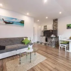 Lovely Apartment In Pavicini With Wifi