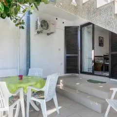 2 Bedroom Nice Apartment In Pula