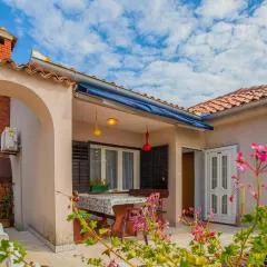 Gorgeous Apartment In Cres With Kitchen