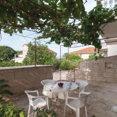 Two-Bedroom Apartment In Supetar