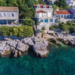 Nice Home In Dubrovnik With 2 Bedrooms And Wifi