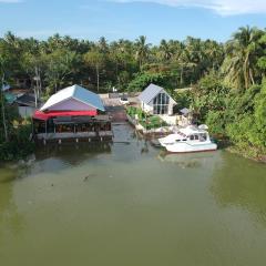 Boat house marina restaraunt and homestay