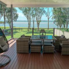 Getaway Lakefront Environmental House on Lake Macquarie with Water View