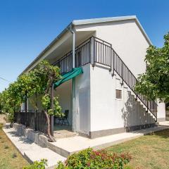 1 Bedroom Lovely Apartment In Vlasici