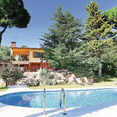 Lovely Apartment In Santa Cristina Daro With Outdoor Swimming Pool