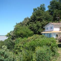 Maison dans falaise face à l'estuaire de la Gironde