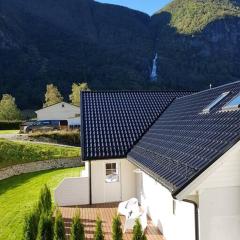 Cheerful 4-bedroom home with fireplace, 1,5km from Flåm center