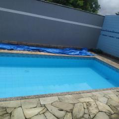 Linda casa com piscina e churrasqueira