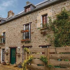 Beautiful Home In Plouer Sur Rance With 6 Bedrooms And Wifi