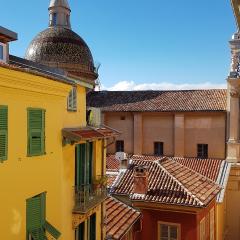 Sunny apartment in heart of Nice Old Town