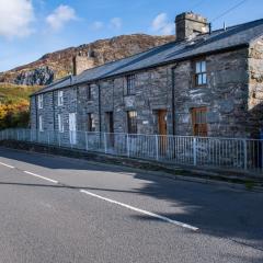 Homely cottage with garden and mountain-view