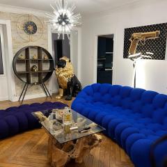 Superbe appartement avec mobilier luxueux.