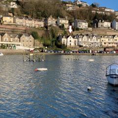 Large House in Looe, Near Beach and Bars with Great Views, Free Parking and Free Access to a Nearby Indoor Swimming Pool