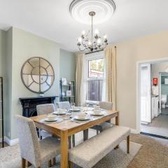 2br Cosy Stay Near Cathedral Parking Workspace