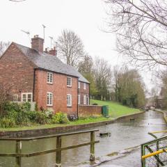 Tub Boat Cottage