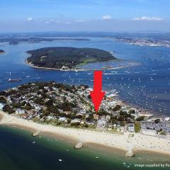 Top Floor Sandbanks Apartment with Free Parking just minutes from the Beach and Bars